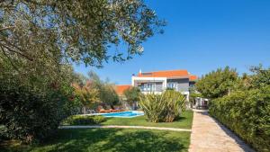 Bazén v ubytování Villa Stullich with swimming pool and sauna nebo v jeho okolí
