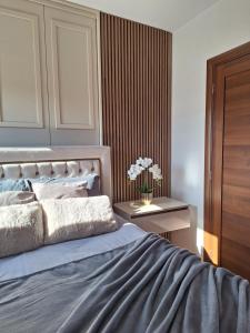 سرير أو أسرّة في غرفة في Apartman MagicD