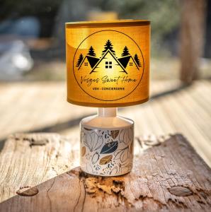 une tasse assise sur une table en bois dans l'établissement Au Grès Des Vosges - 01, à Granges-sur-Vologne