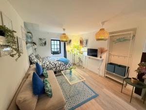ein Wohnzimmer mit einer Couch und einem Bett in der Unterkunft Cosy Azur - T1 - Place Verdun in Pau