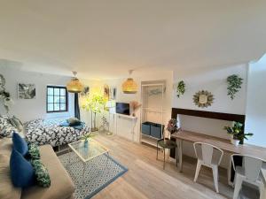 ein Wohnzimmer mit einem Bett und einem Schreibtisch in der Unterkunft Cosy Azur - T1 - Place Verdun in Pau + 4 Fotos