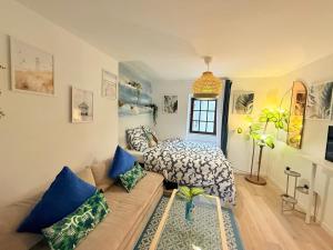 ein Wohnzimmer mit einer Couch und einem Bett in der Unterkunft Cosy Azur - T1 - Place Verdun in Pau