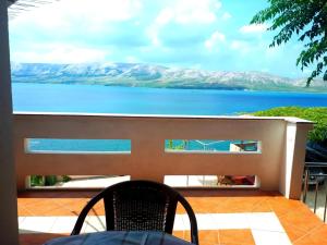einen Balkon mit Blick auf das Wasser und die Berge in der Unterkunft Studio für 6 Personen ca 65 qm in Zubovići, Dalmatien Inseln vor Zadar in Zubovići + 9 Fotos