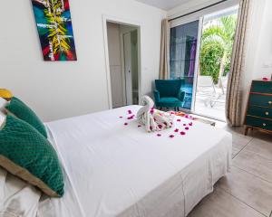 Postel nebo postele na pokoji v ubytování Mon'Désir Lodge - Bungalows