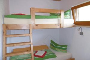 Poschodová posteľ alebo postele v izbe v ubytovaní Ferienwohnung Friesenhof Blank In Sulzberg