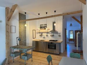 Kuchyň nebo kuchyňský kout v ubytování Apartament w Gdyni