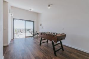 a room with a foosball table in the middle at Haus In Novigrad Mit Privatem Pool in Karpinjan