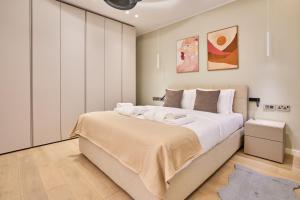 a bedroom with a large bed in a room at Modern Two Bedroom Apartment in Valletta in Valletta