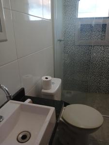 un bagno con lavandino, WC e doccia di Casa Grande Barreiro Bh a Belo Horizonte