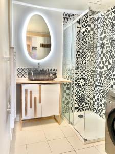 un baño con lavabo y espejo en Bas de villa la sablhyeres- 300m Plage de la Capte - 2 hébergements disponibles, en Hyères 55 fotos más