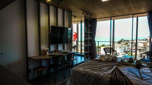 1 dormitorio con 1 cama y 1 mesa con bar en New Time Paju 1110, en Maceió