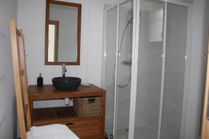 Koupelna v ubytování chambre face a la mer