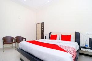 Postel nebo postele na pokoji v ubytování Hotel O Sangam Resort