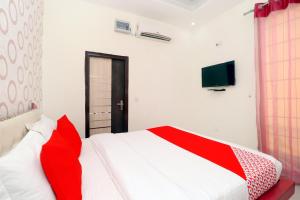 Postel nebo postele na pokoji v ubytování Hotel O Sangam Resort