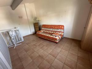 an overhead view of a couch in a living room at G1 Manadiers T3 parking piscine terrasse in Saintes-Maries-de-la-Mer