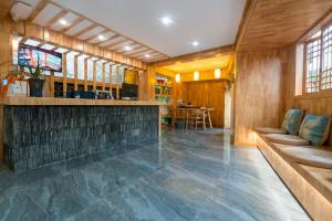 Lounge nebo bar v ubytování 西江云亭轻奢全景民宿千户苗寨观景台店