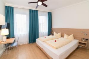 Postel nebo postele na pokoji v ubytování Hotel Garni Bodensee
