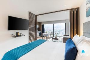 pokój hotelowy z łóżkiem i dużym oknem w obiekcie 72Hub Apartments By Jalo w mieście Bogota