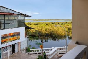 イキトスにあるApart Hotel La Riveraの建物のバルコニーから川の景色を望めます。