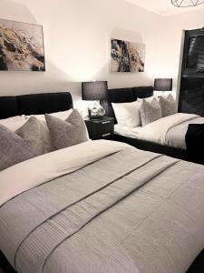 two beds in a room with two beds sidx sidx sidx at Luxury Flat in Birmingham City West Midlands in Birmingham