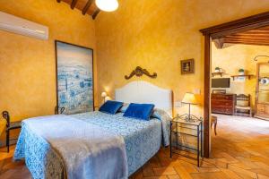 Postel nebo postele na pokoji v ubytování Borgo Dolci Colline Resort Loggia + 12 fotografií