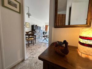 un salon avec une table avec un panier dessus dans l'établissement Spacieux 2 pièces ensoleillé au centre de Villard-de-Lans, proche des pistes de ski - FR-1-515-167, à Villard-de-Lans