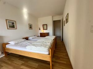 deux lits jumeaux dans une chambre avec un couloir dans l'établissement Spacieux 2 pièces ensoleillé au centre de Villard-de-Lans, proche des pistes de ski - FR-1-515-167, à Villard-de-Lans