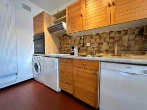 une cuisine avec une machine à laver et un évier dans l'établissement Spacieux 2 pièces ensoleillé au centre de Villard-de-Lans, proche des pistes de ski - FR-1-515-167, à Villard-de-Lans 3 autres photos