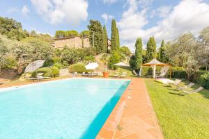 an image of a swimming pool in a yard at Borgo Dolci Colline Resort Limonaia in Castiglion Fiorentino