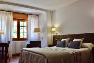 Rúm í herbergi á Hotel L'Aüt