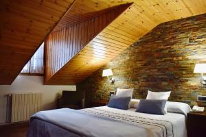 Rúm í herbergi á Hotel L'Aüt