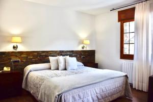 Rúm í herbergi á Hotel L'Aüt