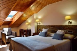 Rúm í herbergi á Hotel L'Aüt