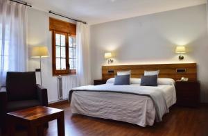 Rúm í herbergi á Hotel L'Aüt