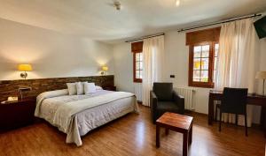 Rúm í herbergi á Hotel L'Aüt