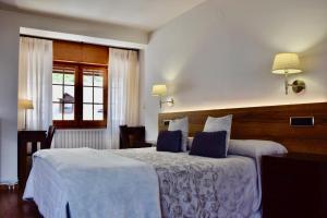 Rúm í herbergi á Hotel L'Aüt