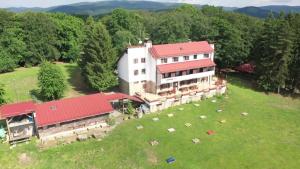 an aerial view of a large house with a yard at Studio apartmani FLAVO LUX in Donji Čaglić
