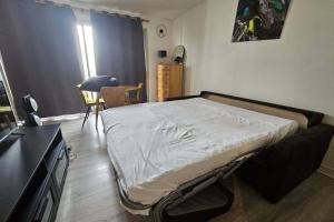 Postel nebo postele na pokoji v ubytování Bright and pleasant studio near city center