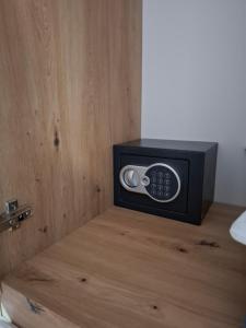 a microwave oven sitting on top of a wooden table at Studio apartmani FLAVO LUX in Donji Čaglić