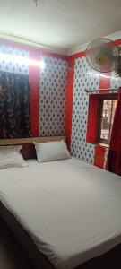 Postel nebo postele na pokoji v ubytování Taiba Guest House - BUDGET&BASIC ROOMS - Near New Market, Esplanade, Dharamatala