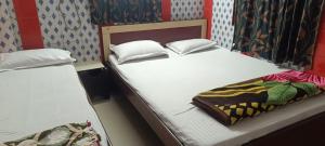 Postel nebo postele na pokoji v ubytování Taiba Guest House - BUDGET&BASIC ROOMS - Near New Market, Esplanade, Dharamatala