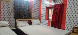 Postel nebo postele na pokoji v ubytování Taiba Guest House - BUDGET&BASIC ROOMS - Near New Market, Esplanade, Dharamatala