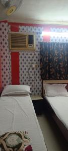 Postel nebo postele na pokoji v ubytování Taiba Guest House - BUDGET&BASIC ROOMS - Near New Market, Esplanade, Dharamatala