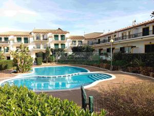 a swimming pool in front of a building at Moradia Townhouse S Sebastião F in Guia