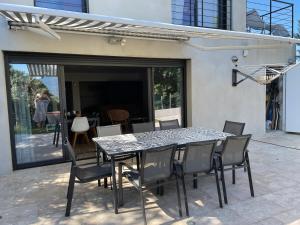 Μπαλκόνι ή βεράντα στο Vacances de rêve à Propriano Grand appartement avec jardin Vue sur le golfe +5 φωτογραφίες