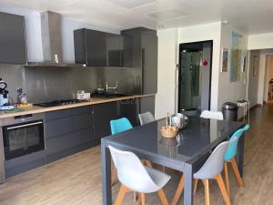 Η κουζίνα ή μικρή κουζίνα στο Vacances de rêve à Propriano Grand appartement avec jardin Vue sur le golfe