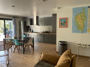 Η κουζίνα ή μικρή κουζίνα στο Vacances de rêve à Propriano Grand appartement avec jardin Vue sur le golfe