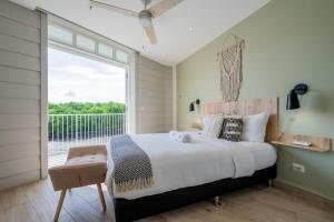 Una cama o camas en una habitación de Casa La Costa By Wynwood House