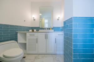 Un baño de Casa La Costa By Wynwood House