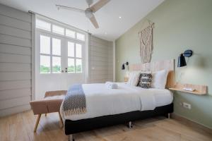 Una cama o camas en una habitación de Casa La Costa By Wynwood House